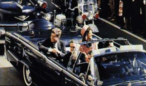 Kennedy, en su coche presidencial