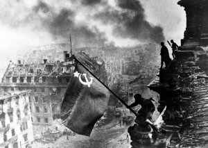 El ejército rojo colocando su bandera en el Reichstag de Berlín